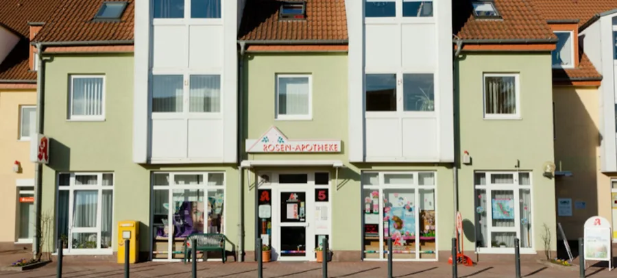 Fassade der Rosen-Apotheke im Holzweg 5