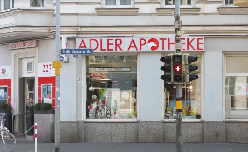 Schaufenster der Adler-Apotheke Stadtfeld, Große Diesdorfer Straße 227
